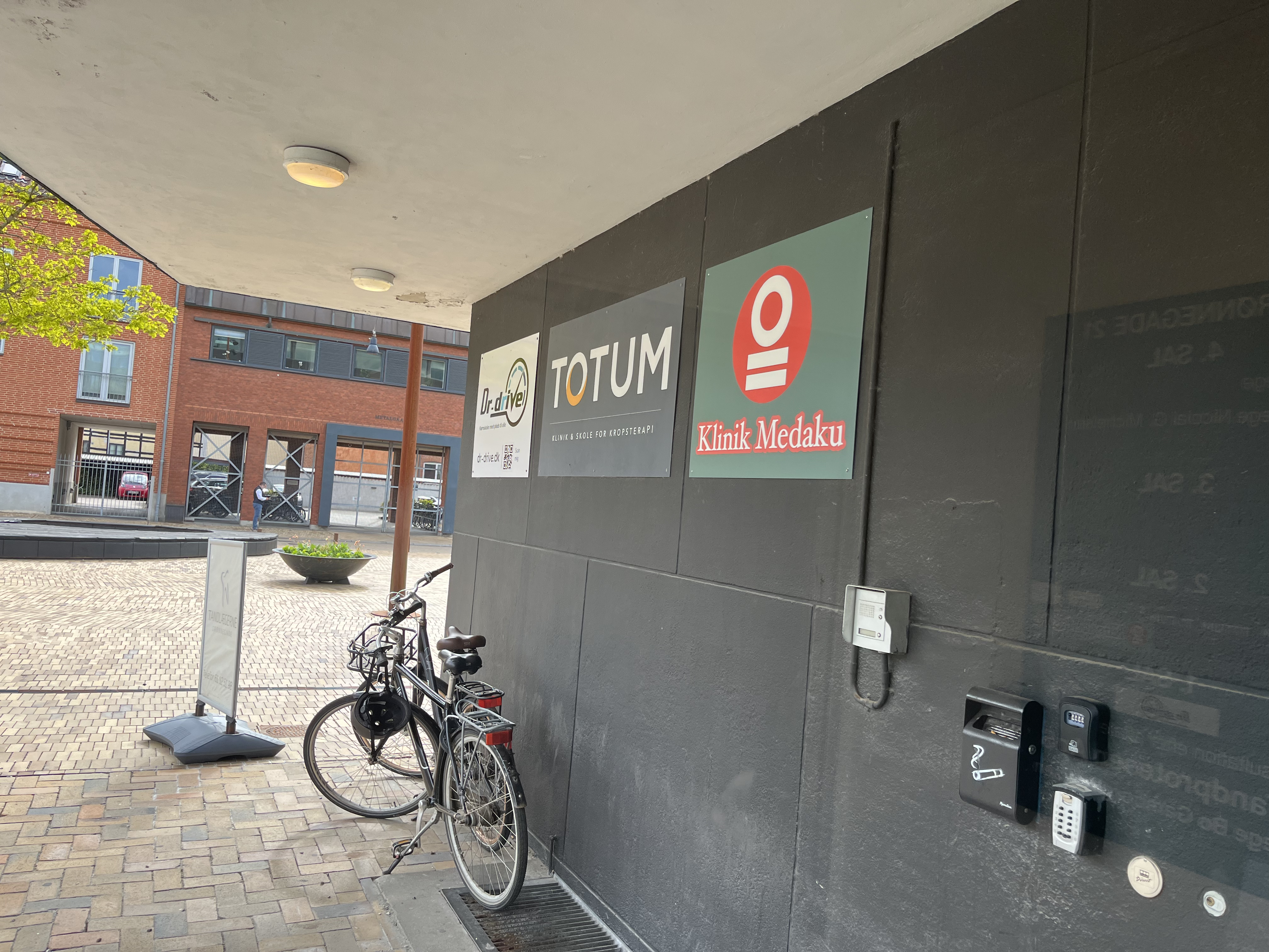 Indgangen til Klinik Medaku i Grønnegade, Odense